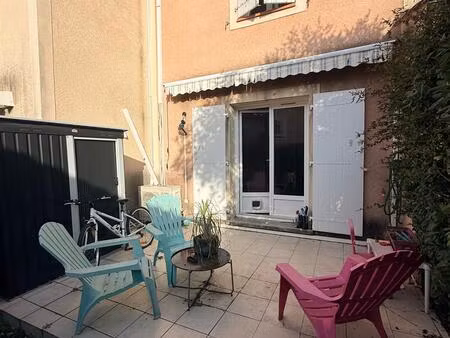 villa mitoyenne dans domaine avec piscine