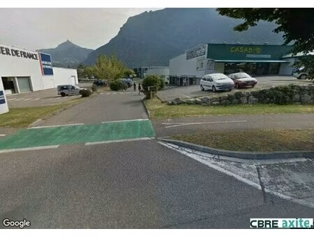 location local commercial 637m² st egreve 38120