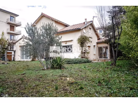 maison de caractère à découvrir dans un quartier recherché 