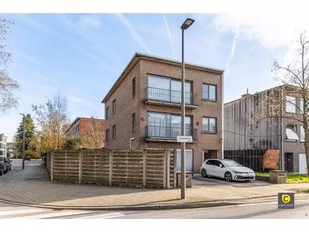 verzorgd gebouw met 3 appartementen