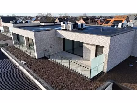 hoogwaardig afgewerkt appartement van 122 50 m² met 2 slaapkamers  ruim terras en parkeerp