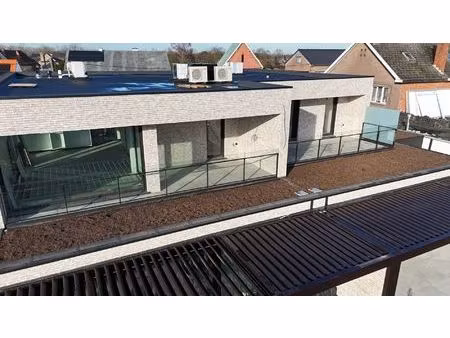 hoogwaardig afgewerkt appartement van 134m² met 2 slaapkamers  ruim terras en parkeerplaat