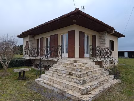 maison sur sous sol sur un terrain d'environ 5000 m²