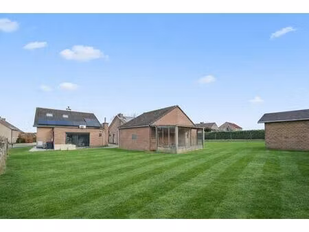 ruime gezinswoning met mooie tuin en aparte garage in hartje tielt-winge.