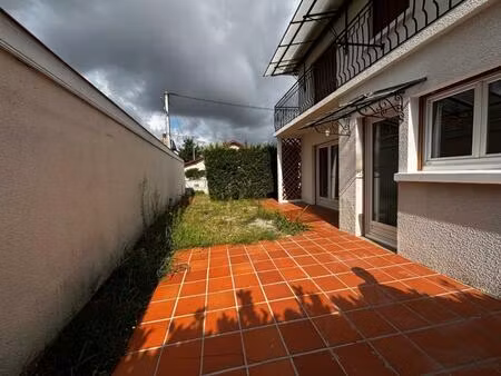 maison dans un quartier calme