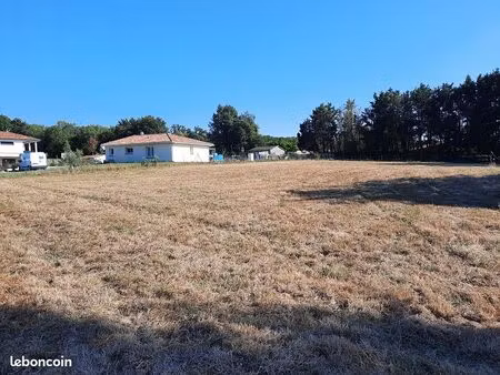 terrain 600 m² berson