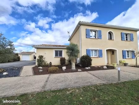 maison individuelle climatisée 5 pièces de 143 m2 sur terrain de 1200 m2 piscine chauffée