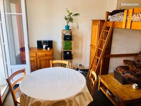 loue studio meublé avec petit balcon (coté chartreuse)  très calme  double vitrage