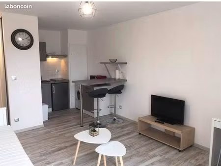 studio avec balcon et parking