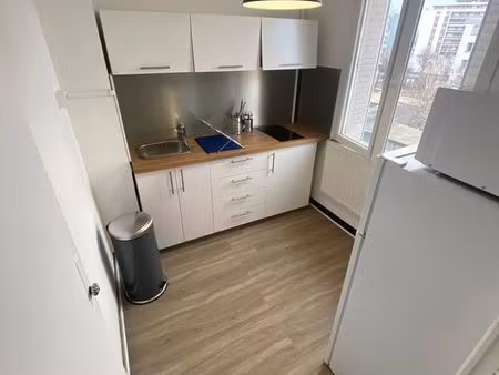 location studio rénové et meublé  au 4e étage avec ascenseur d’une résidence sécurisée