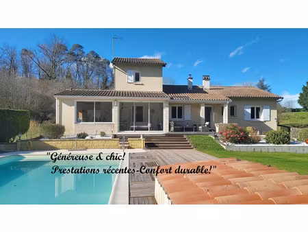 maison chaleureuse et facile à vivre  rénovée  avec 5 chambres. 2 salles d 'eau.2 wc. sous