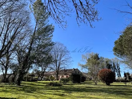 corps de ferme de caractere avec dependances