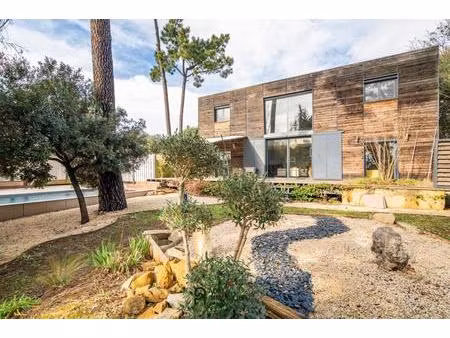 maison à ossature bois d’environ 136 m² avec piscine et pool house  sur une parcelle...