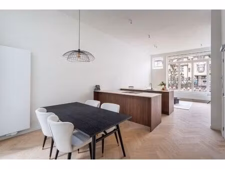 hoogwaardig gerenoveerd appartement met terras op toplocatie