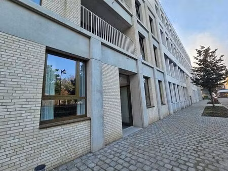 nieuw gelijkvloersappartement met koer/tuin!