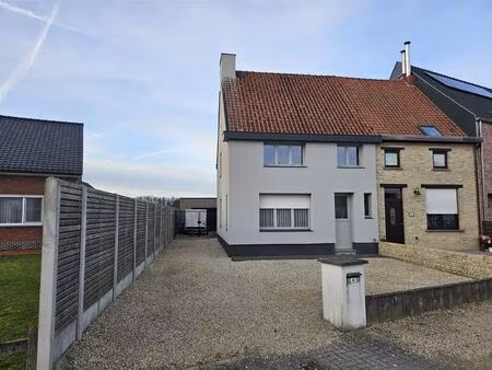 gezellige halfopen bebouwing met 2 slaapkamers  grote tuin en ruime garage.