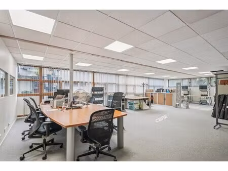 location local professionnel 136m²