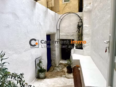 ecusson f2 rénové avec cour et cave atelier proche corum