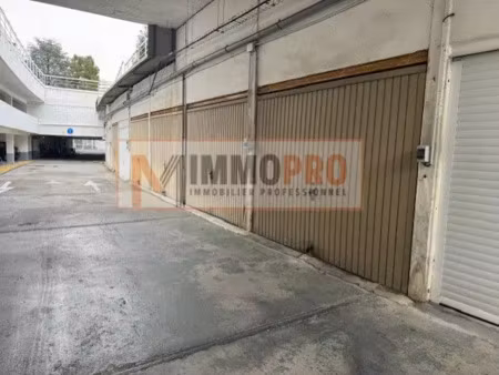 grand box fermé 19 m2 +19 m2 de mezzanine port marina baie