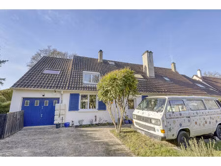 maison à vendre dans un environnement verdoyant