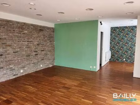 location bureaux et commerces à la roche-sur-yon (85000) : à louer / 48m² la roche-sur-yon