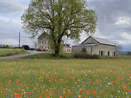 corps de ferme avec 2 maisons sur 7 hectares de terres agricoles attenantes avec un étang