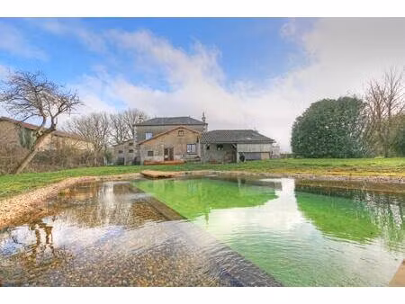 maison de maître dans un grand jardin  piscine naturelle et panneaux solaires