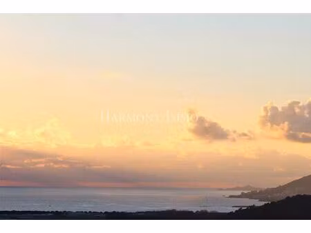 beau terrain plat avec une belle vue mer.