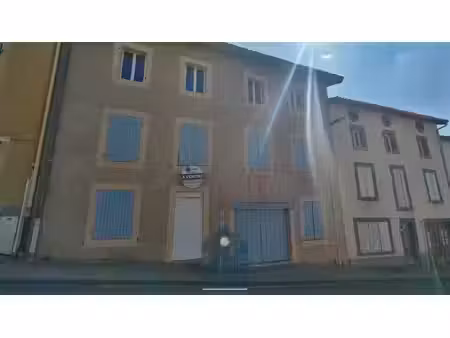 maison de bourg 96 m2 habitable avec petite cour et garage.