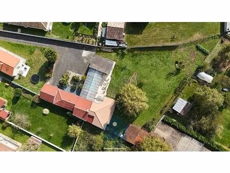 villa de plain-pied 6 pièces avec piscine couverte  garage  carport et terrain