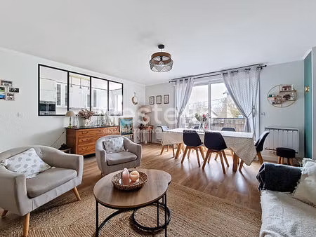 à vendre : appartement spacieux de 5 pièces à saint cyr l'école proche gare avec balcon et