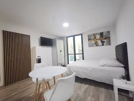 studio de 25m2 avec balcon emplacement à 300m du port