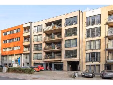 espace commercial stratégique et visible avec 3 garages