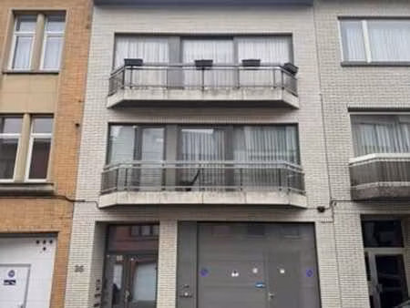 atelier/entrepôt + garage 3 voitures avec cour de 22 5m²