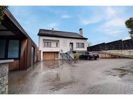 villa avec piscine  jardin  garage.