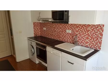 f2 meublé mairie de montreuil vue place arborée