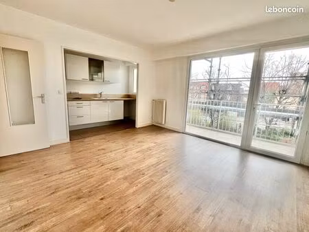 t1 avec balcon courbevoie