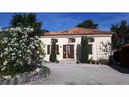 maison de campagne devant les pyrénées