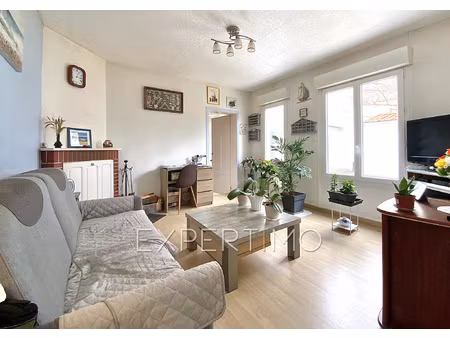 maison de pëcheur t3 de 87 m2  deux chambres  grand atelier 