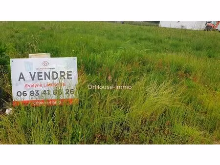 grand terrain constructible de 2484 m²