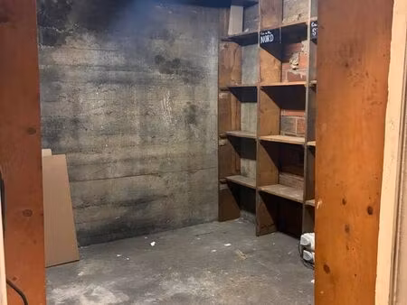 cave très saine avec sol en béton à côté de la bourse (75002)