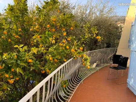 grand f1 en rez-de-jardin au calme dans une propriété grassoise