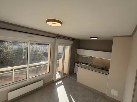 t1 lumineux avec balcon – hyper-centre châteauroux