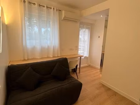 une chambre avec salle d'eau dans grande maison à saint herblain