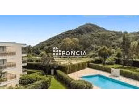 très beau 2 pièces au premier étage avec parking extérieur dans résidence de standing sécu