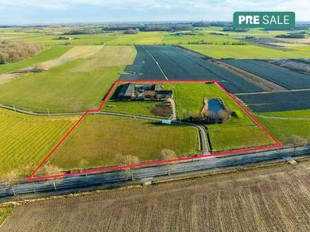 authentiek te renoveren hoeve met uniek potentieel op bijna 3 hectare in voormezele