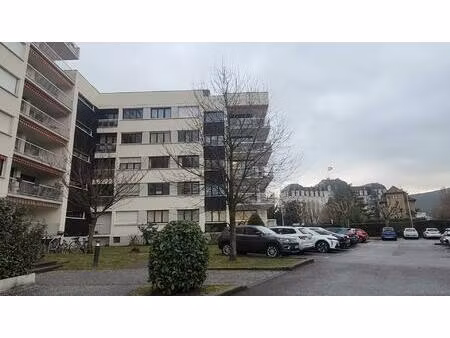 a deux pas du lac dans le secteur prisé d'albigny