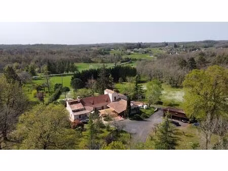 entre martel  brive la gaillarde et souillac  propriété sur un très beau terrain de 2.5 ha