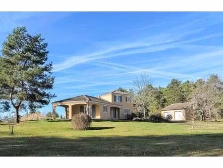 en périgord noir  maison contemporaine avec piscine et superbe terrain arboré dans un...