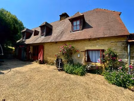authentique maison de campagne en pierre dans un hameau